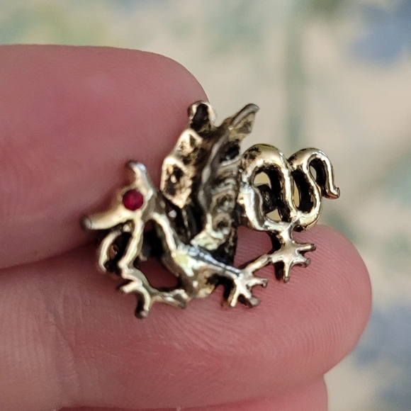 Small Welsh Dragon Silver Tone w Ruby Eye Lapel Pin Tie Pin Brooch Wales UK - Picture 4 of 4